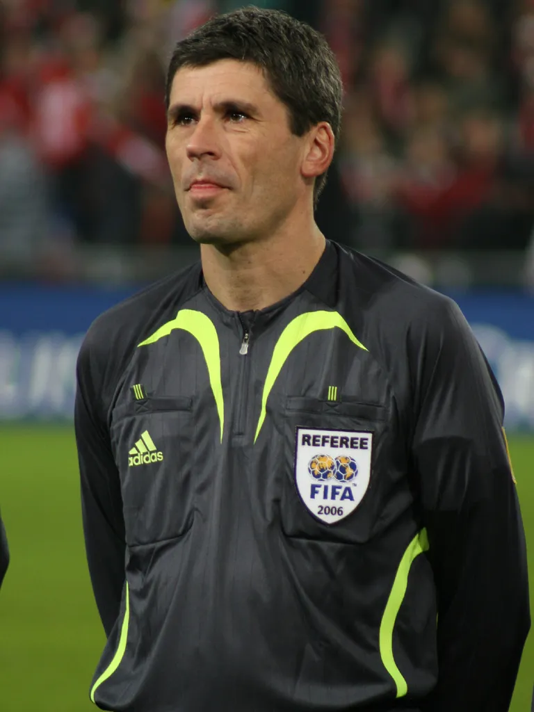 Gol anulat pentru că arbitrul s-a atins de minge în U Cluj – FC Argeș